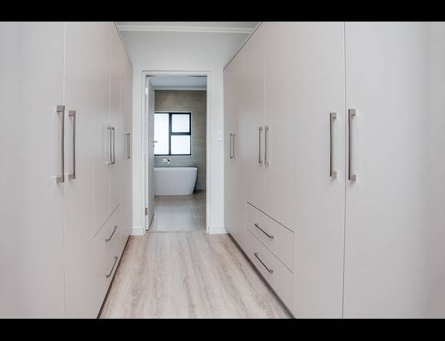3 BEDROOM APARTMENT FOR SALE IN BRYANSTON